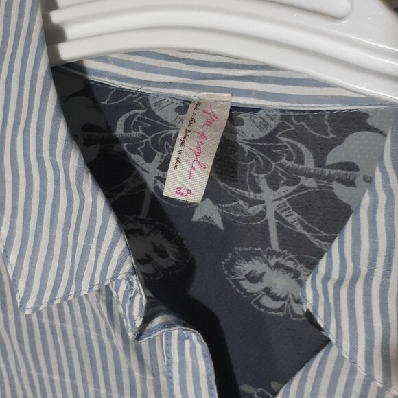 Free People shirt blue and white stripe navy floral top small s summer blouse - Picture 4 of 8